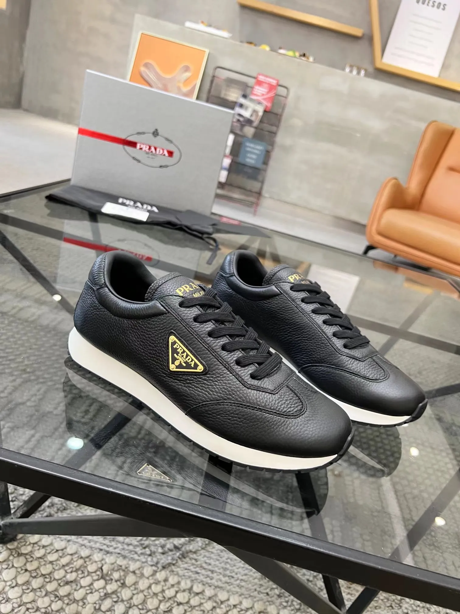 P400 Yuan 38-45 Prada Prada’s new men’s leather sports shoes, the highest version on the market, any comparison is welcome🆚! The original leather has excellent texture and is super high-end! Fetal sheep net lining imported from Italy, removable pad! Luxurious materials and fine workmanship, highly recommended!